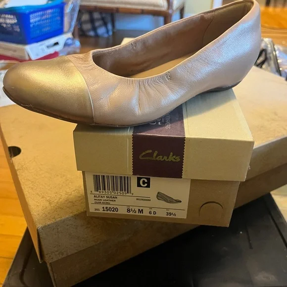 Elegant Brown and Gold Women's Flats - Picture 3 of 3